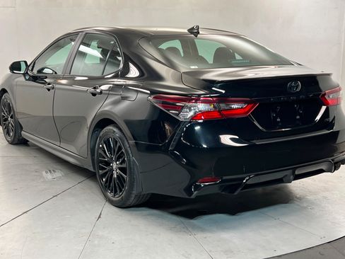 Used 2022 Toyota Camry SE FWD image 3
