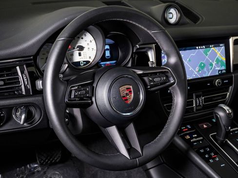 Certified 2026 Porsche Macan AWD/4WD image 18