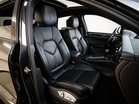 Certified 2023 Porsche Macan AWD/4WD image 29