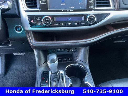 Used 2018 Toyota Highlander XLE AWD/4WD image 34