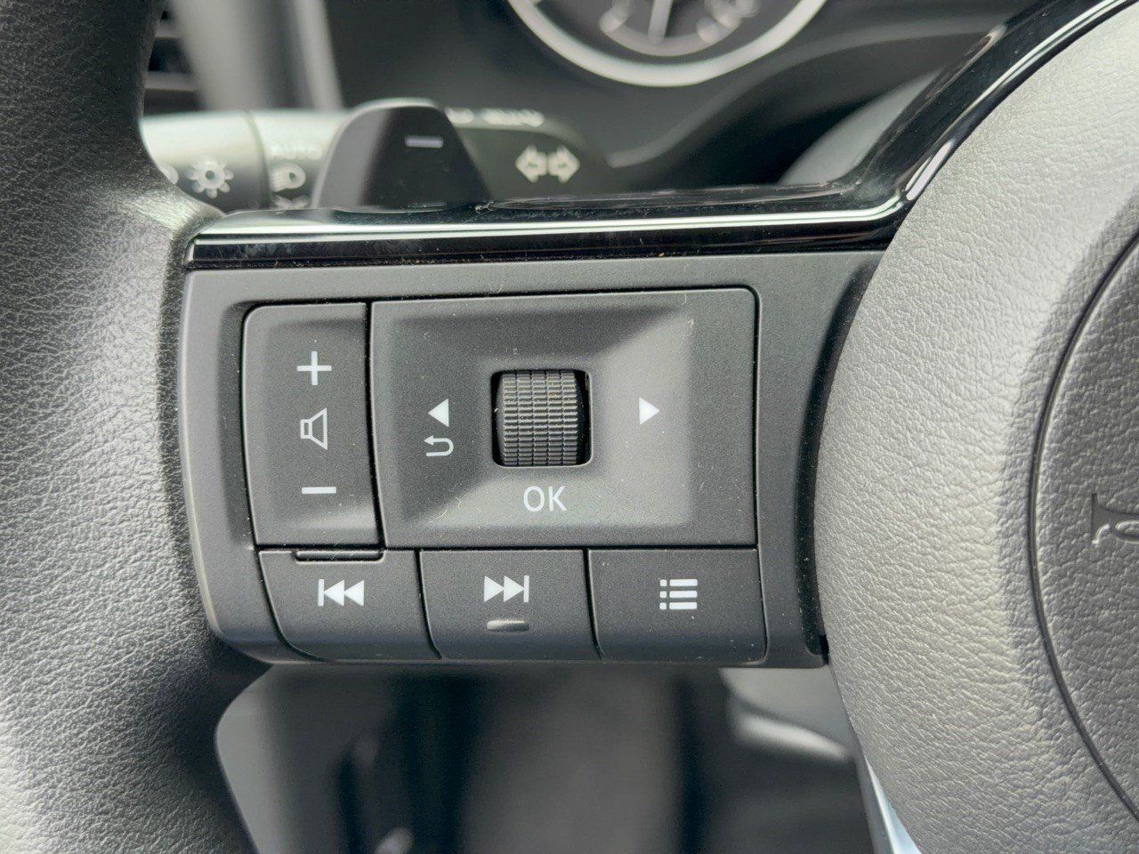 Used 2023 Nissan Rogue SV AWD/4WD image 18