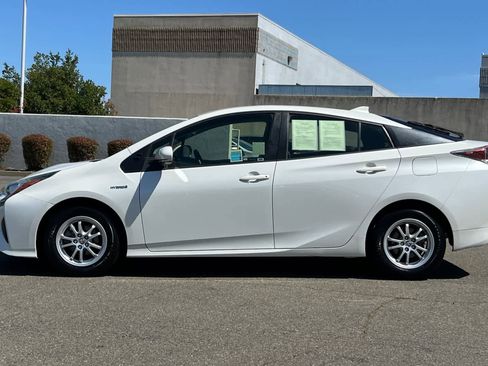 Certified 2017 Toyota Prius Two w/ Carpet Mat Package FWD image 9