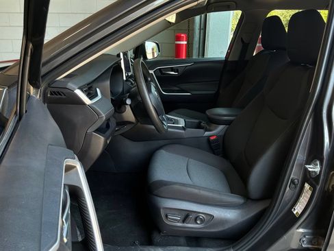 Used 2025 Toyota RAV4 XLE FWD image 10