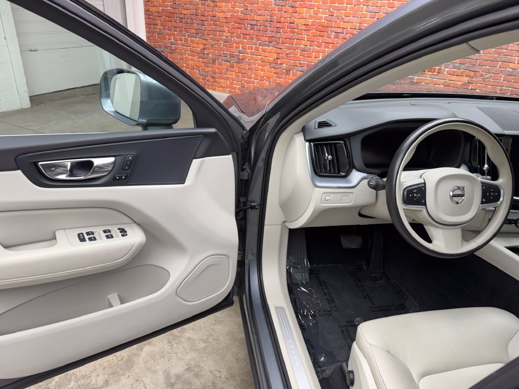 Used 2020 Volvo XC60 T5 Momentum AWD/4WD image 9