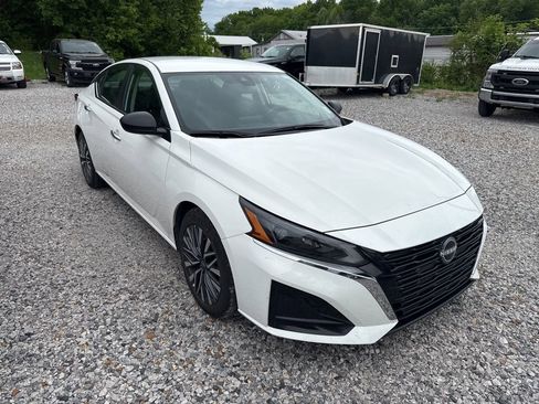 Used 2025 Nissan Altima 2.5 SV FWD image 2