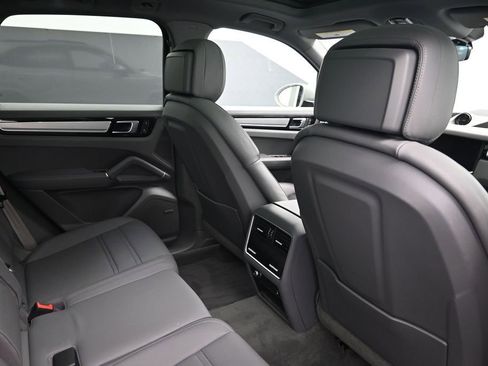 Certified 2023 Porsche Cayenne Platinum Edition AWD/4WD image 7