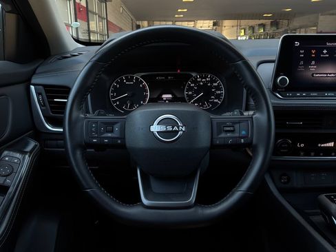 Used 2025 Nissan Rogue SV FWD image 32