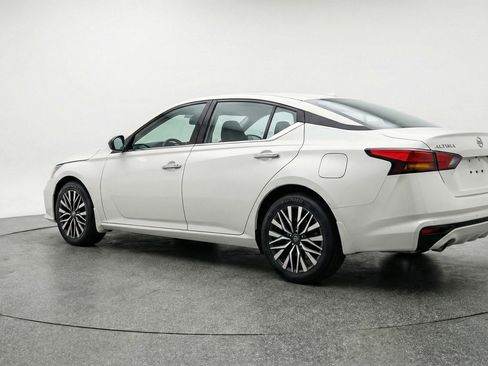 Used 2025 Nissan Altima 2.5 SV image 5