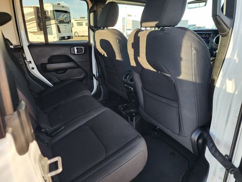 Used 2023 Jeep Gladiator Overland AWD/4WD image 18