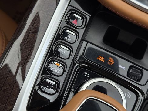 Used 2021 Aston Martin DBX image 16