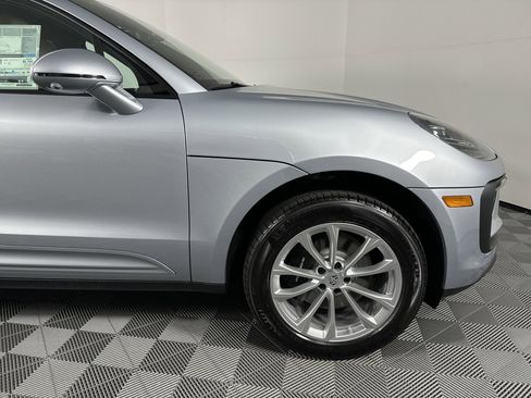 Certified 2025 Porsche Macan image 11
