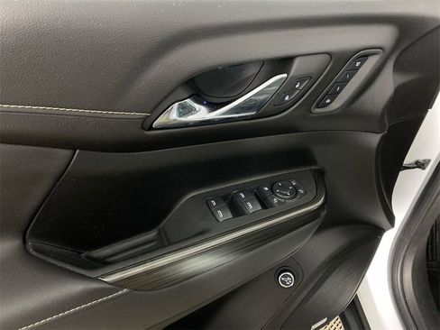 Certified 2023 GMC Acadia SLT w/ Preferred Package image 13