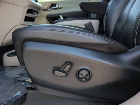 Certified 2024 Chrysler Pacifica Touring-L FWD image 19