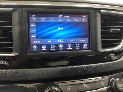 Used 2018 Chrysler Pacifica Touring-L FWD image 25
