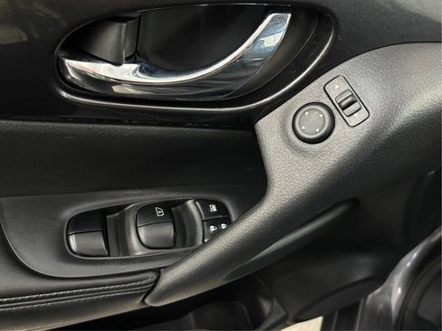 Used 2018 Nissan Rogue SV AWD/4WD image 39