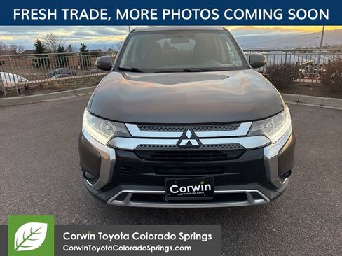 Used 2019 Mitsubishi Outlander SE image 2
