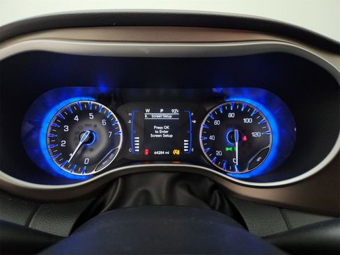 Used 2021 Chrysler Voyager L image 8