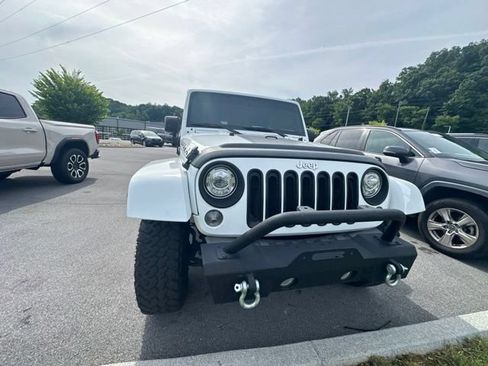 Used 2017 Jeep Wrangler Unlimited Sahara w/ Connectivity Group AWD/4WD image 9