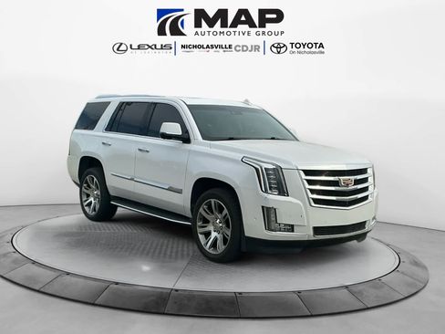 Used 2017 Cadillac Escalade Premium Luxury AWD/4WD image 7