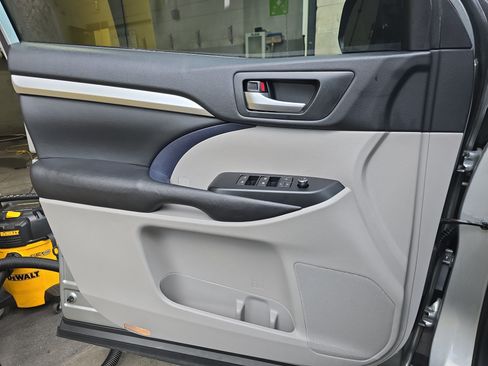 Used 2019 Toyota Highlander XLE AWD/4WD image 28