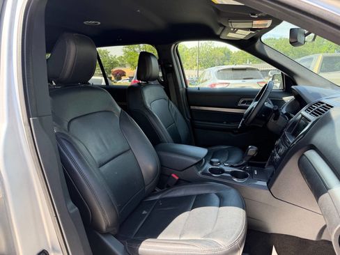 Used 2018 Ford Explorer XLT w/ Equipment Group 202A AWD/4WD image 9