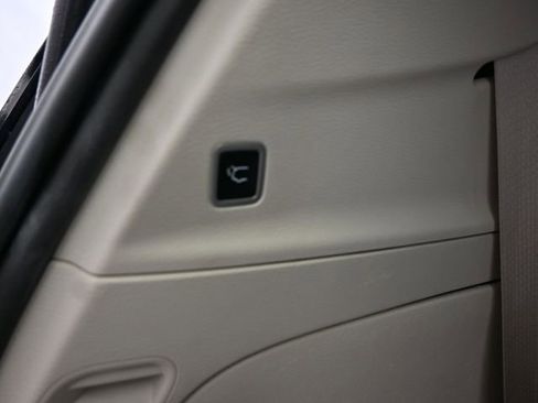 Used 2022 Chrysler Voyager LX image 7