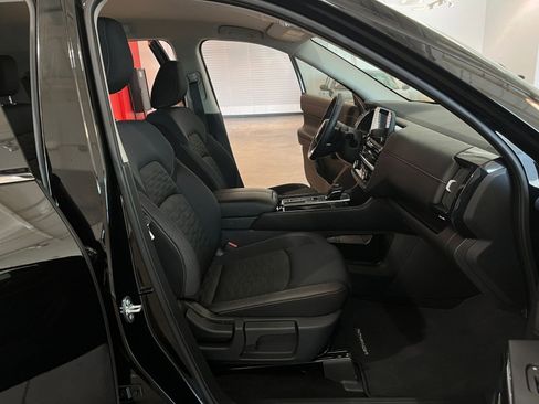 Used 2025 Nissan Pathfinder SV image 38