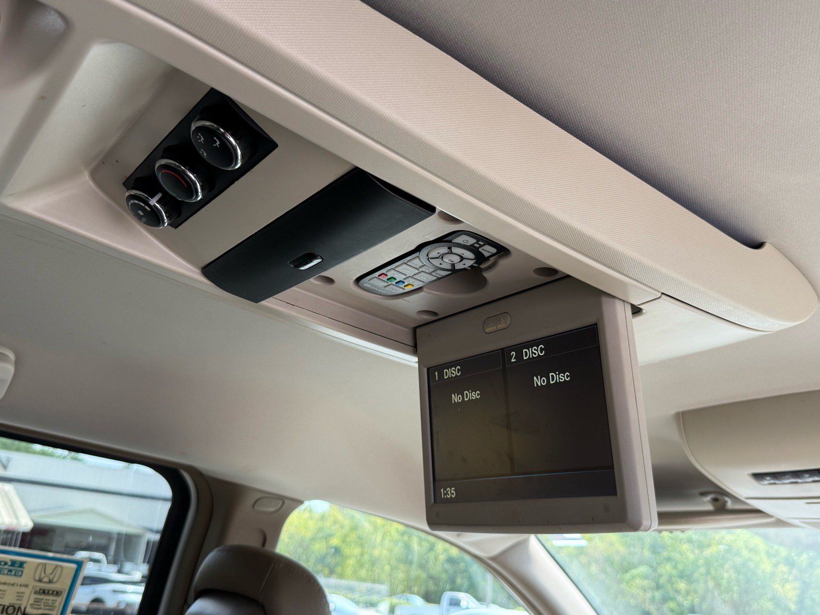 Used 2016 Chrysler Town & Country Touring FWD image 17