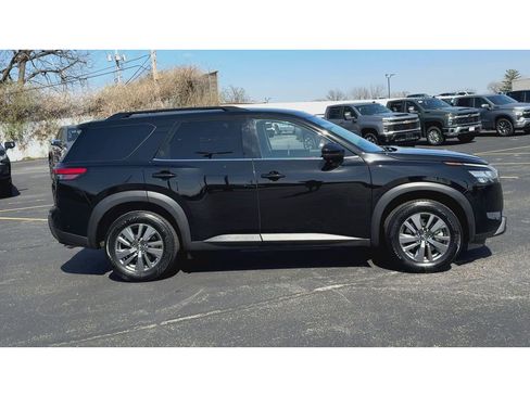 Used 2025 Nissan Pathfinder SV image 9