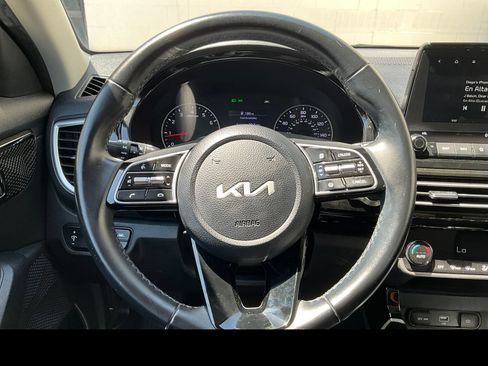 Used 2022 Kia Seltos EX AWD/4WD image 3