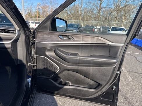 Used 2022 Jeep Grand Cherokee Limited image 33