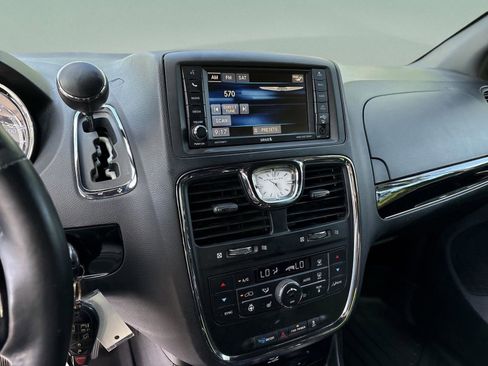Used 2015 Chrysler Town & Country S w/ Driver Convenience Group FWD image 13