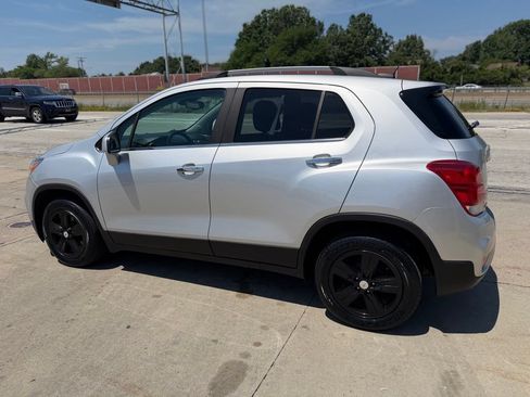 Used 2020 Chevrolet Trax LT w/ LT Convenience Package FWD image 8