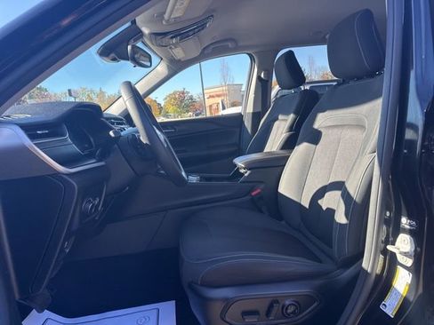 Certified 2023 Jeep Grand Cherokee Laredo image 13