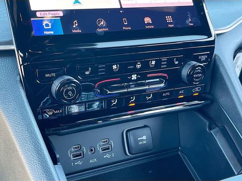 New 2025 Jeep Grand Cherokee Limited w/ Luxury Tech Group II AWD/4WD image 16