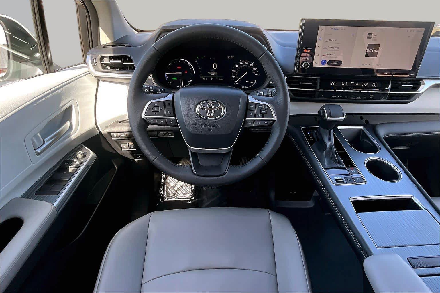 Used 2025 Toyota Sienna XLE FWD image 6