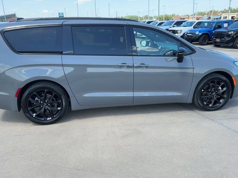Used 2025 Chrysler Pacifica Limited FWD image 2