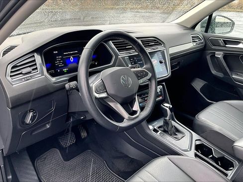Used 2022 Volkswagen Tiguan SE w/ Panoramic Sunroof Package image 18
