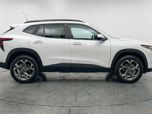 Used 2025 Chevrolet Trax LT w/ LT Convenience Package FWD image 11