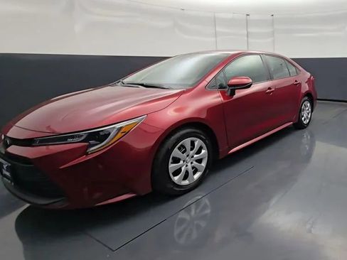 Used 2025 Toyota Corolla LE FWD image 9