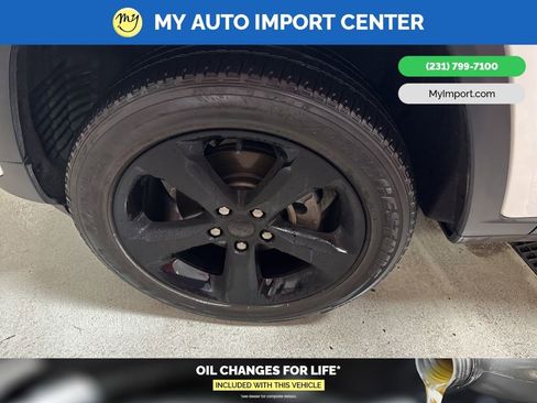 Used 2023 Jeep Grand Cherokee Altitude image 9