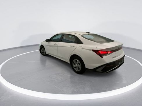 Certified 2026 Hyundai Elantra SE FWD image 4
