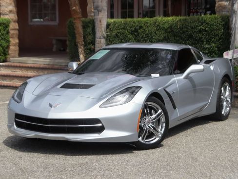 Used 2017 Chevrolet Corvette Stingray Coupe w/ 1LT RWD image 4