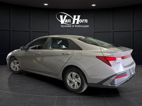 Used 2025 Hyundai Elantra SE FWD image 5