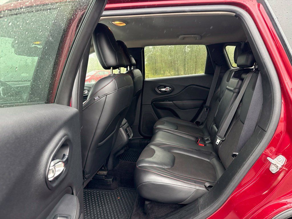 Used 2017 Jeep Cherokee Trailhawk AWD/4WD image 20