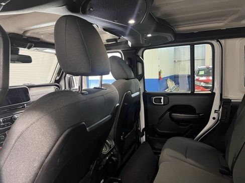 Used 2024 Jeep Wrangler Rubicon image 17