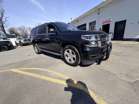 Used 2016 Chevrolet Suburban LT image 6