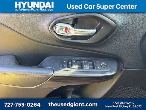 Used 2016 Jeep Cherokee Trailhawk image 11