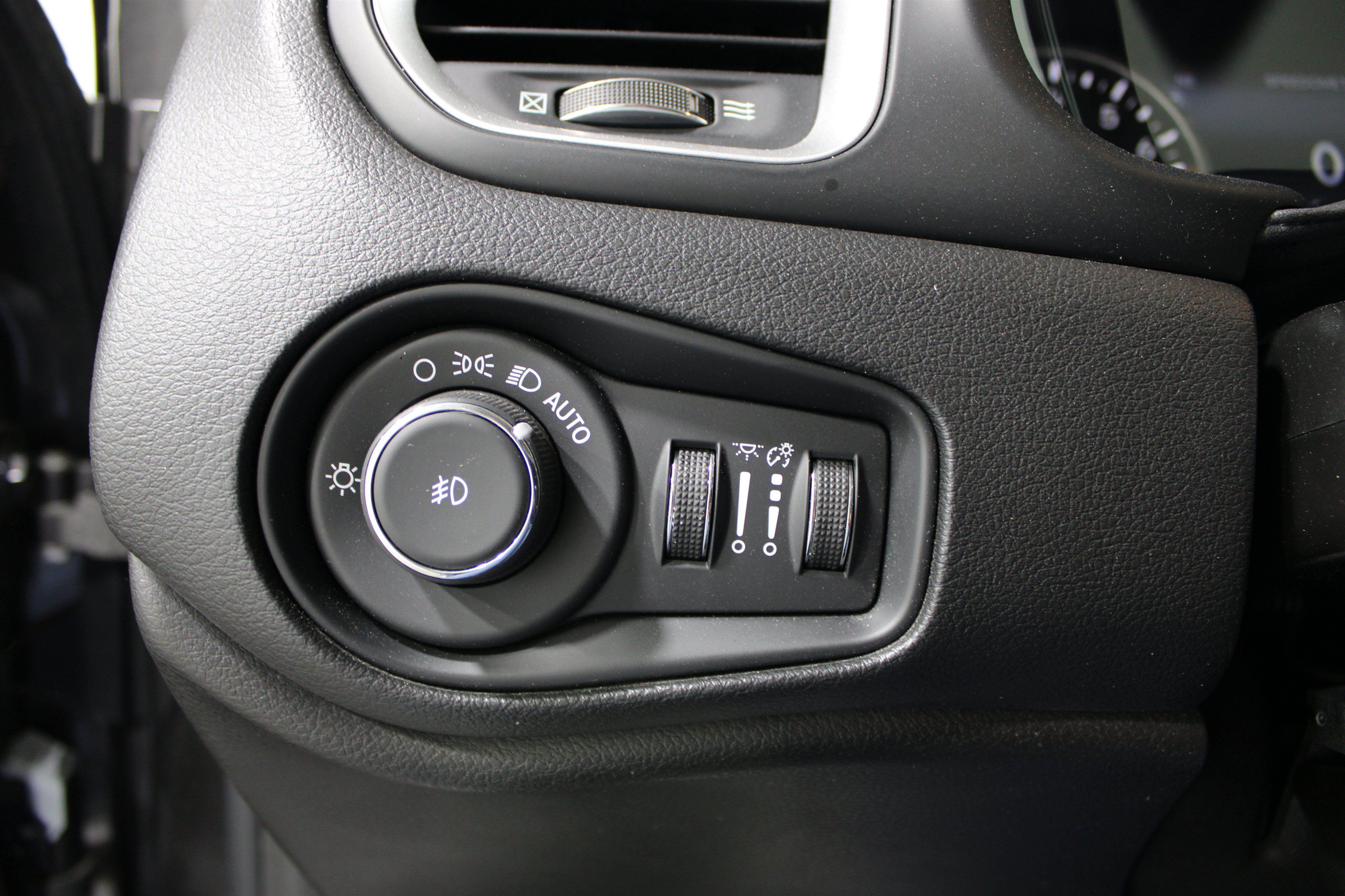 Used 2021 Jeep Renegade Latitude w/ Convenience Group FWD image 15