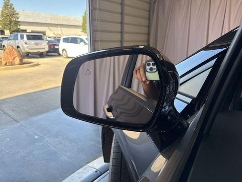 Used 2024 Kia Carnival EX image 15